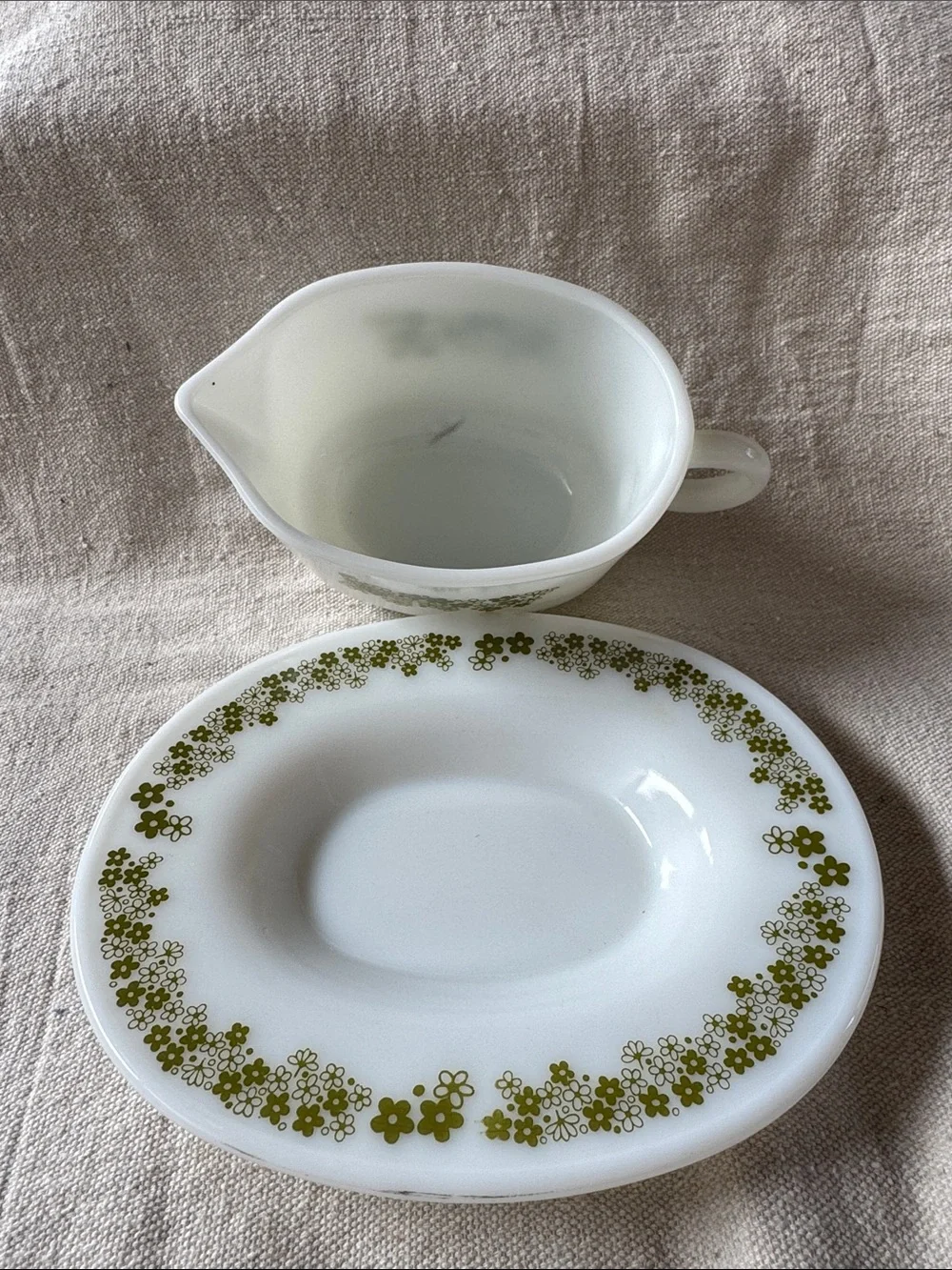 Pyrex Gravy Boat with Saucer in Crazy Daisy Pattern EUC